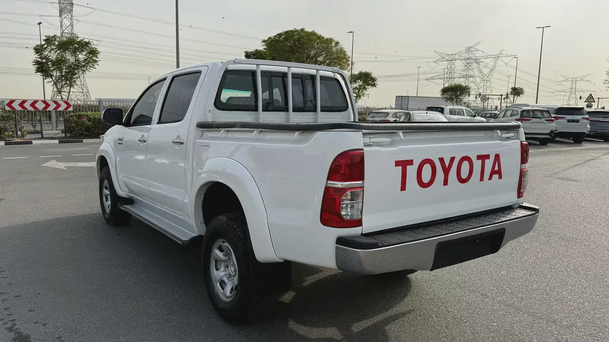 Toyota Hilux 2014 2.7L 4x4 Double Cab DLS | GCC Specs ,-1-1