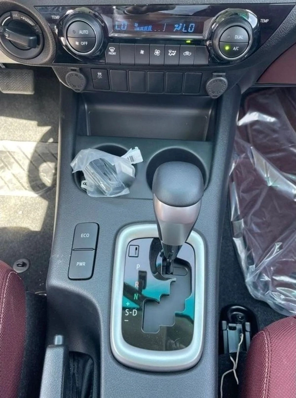 Toyota Hilux 2024 TOYOTA HILUX 2.7L petrol automatic 4x4 full option with bush start