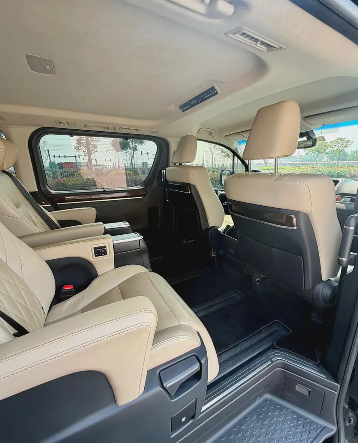 Toyota Granvia Premium 2023 | GCC Specs-13-13