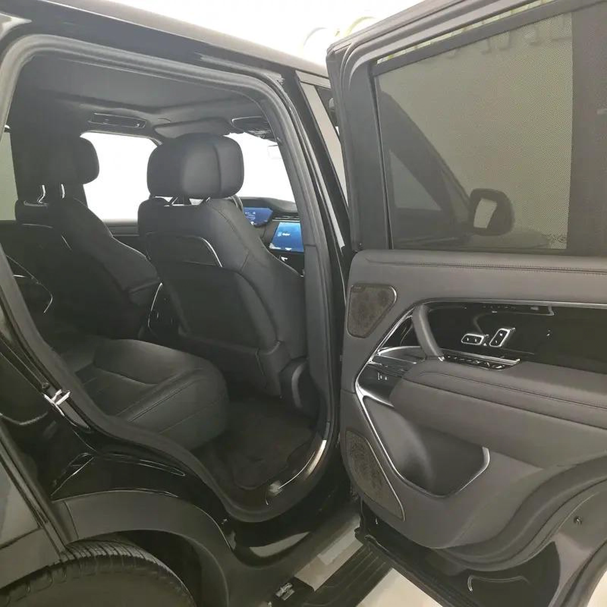 AED 7974 PM | RANGE ROVER VOGUE P550e AUTOBIOGRAPHY | 2024 | LOW KMS | 1 YEAR WARRANTY-9-9