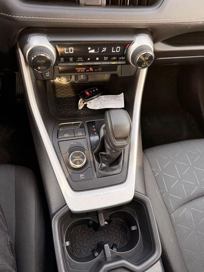 Toyota RAV4 XLE HEV Hybrid XLE 2.5L-8