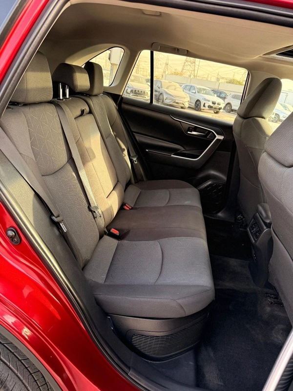 Toyota RAV4 XLE HEV Hybrid XLE 2.5L