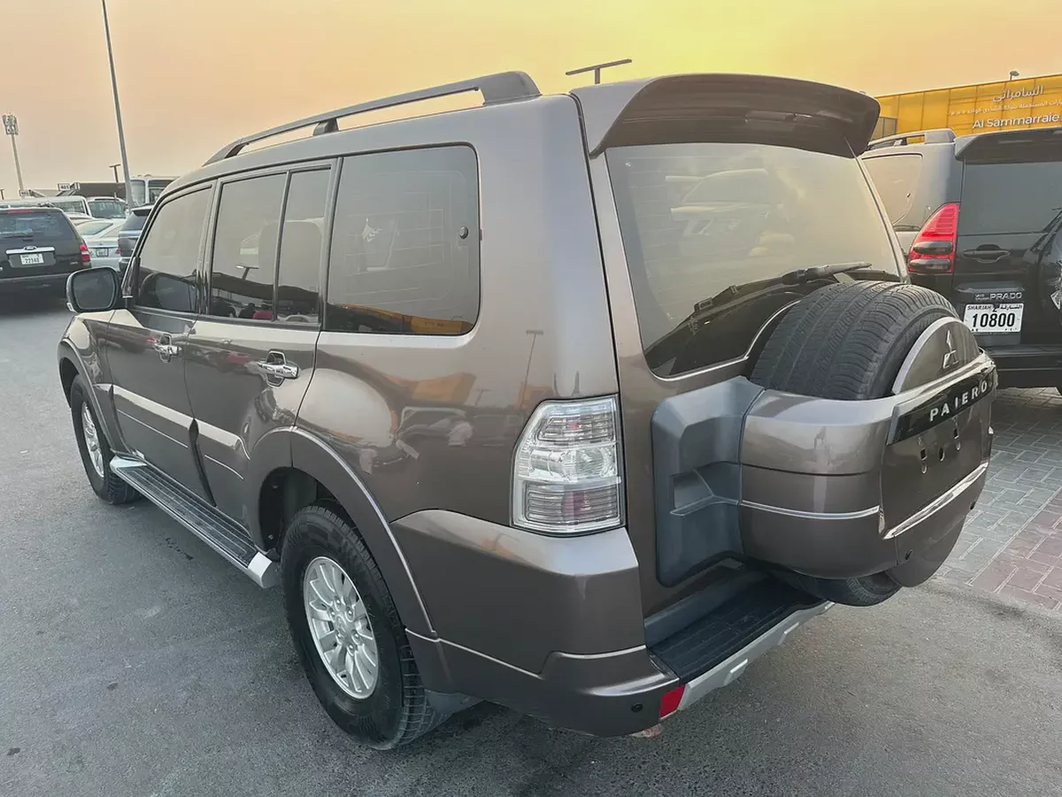 Mitsubshi pajero 2013 brown color GCC calen car-9-9