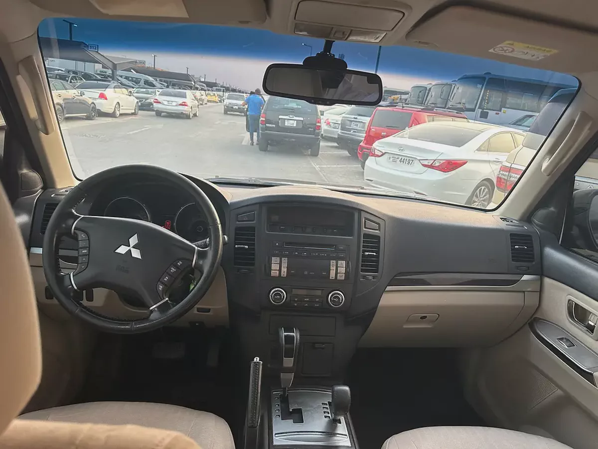 Mitsubshi pajero 2013 brown color GCC calen car-4-4