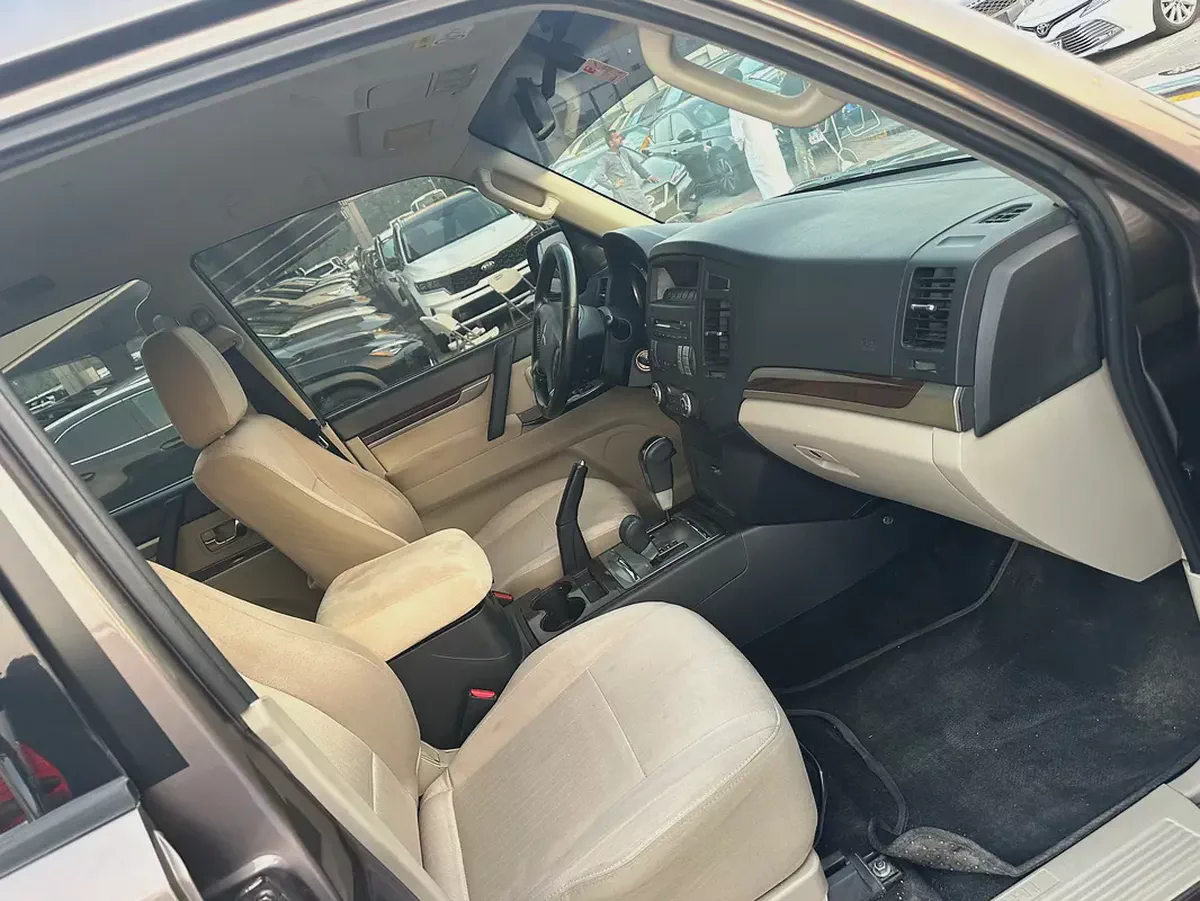 Mitsubshi pajero 2013 brown color GCC calen car-5-5