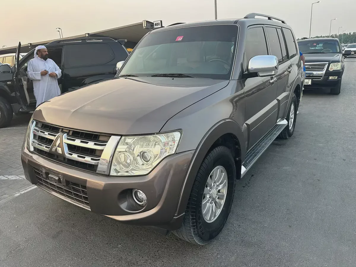 Mitsubshi pajero 2013 brown color GCC calen car-7-7