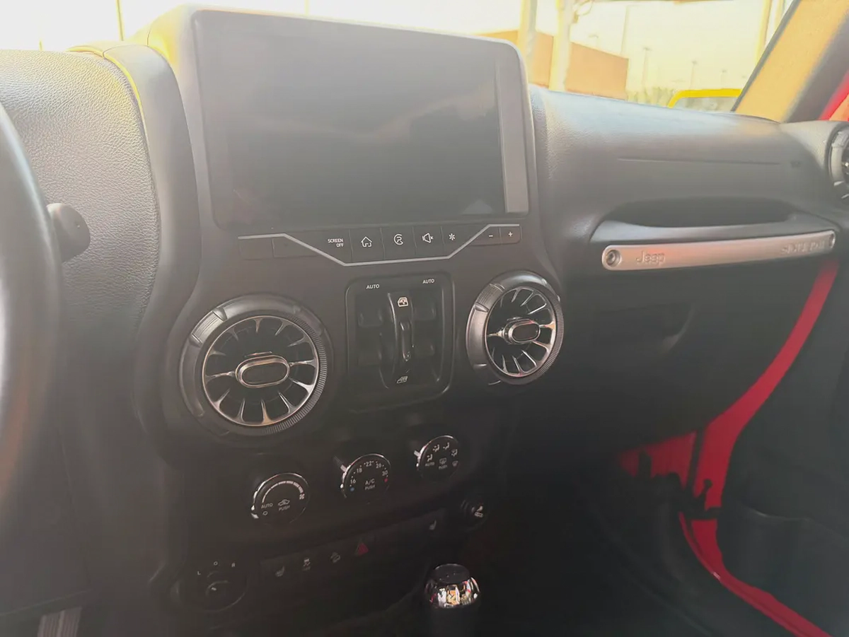 Jeep Wrangler Sahara 2017 - GCC Specs -Well Maintained-11-11