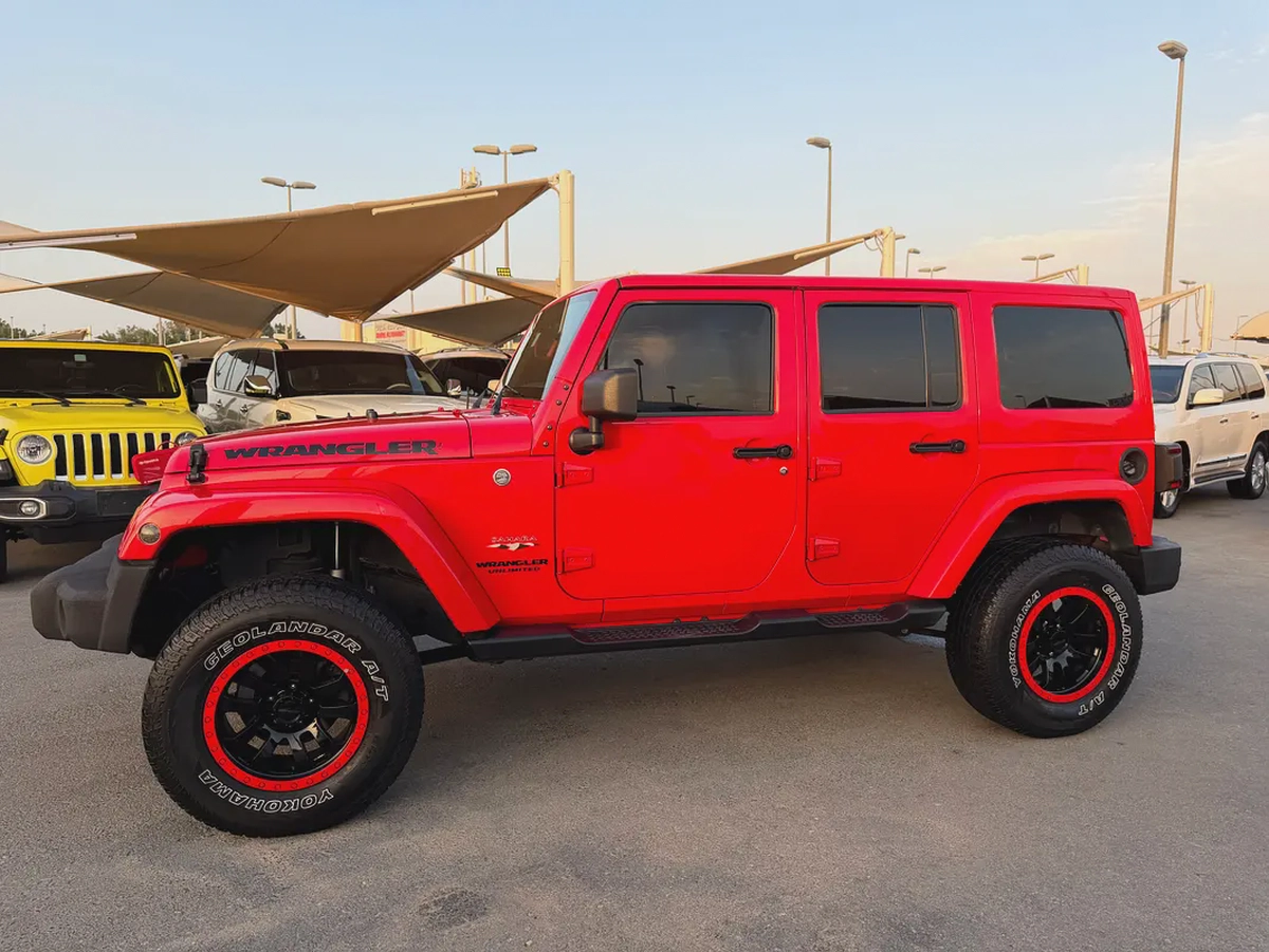 Jeep Wrangler Sahara 2017 - GCC Specs -Well Maintained-3-3