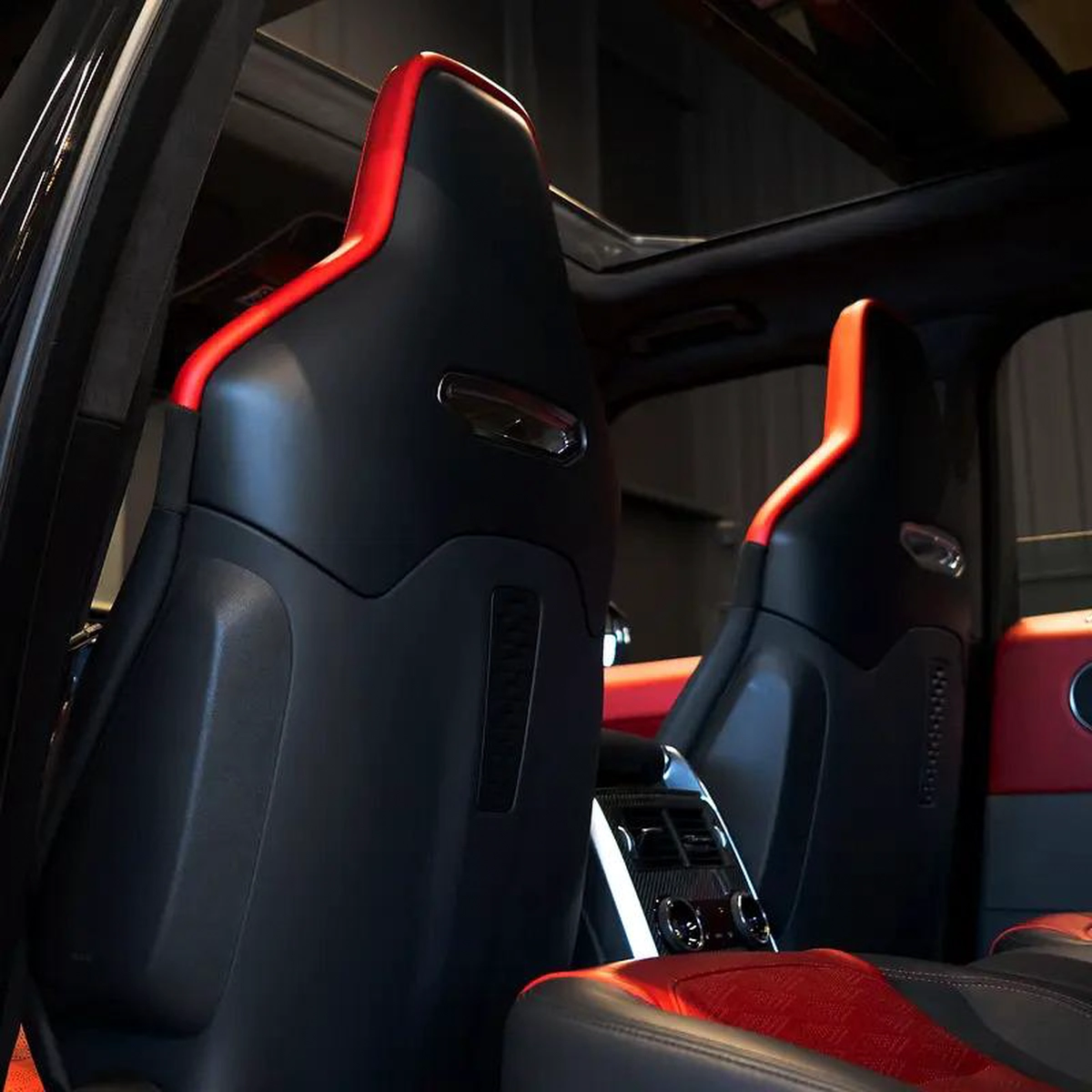 AED 4,407 pm • 0% Downpayment • Range Rover Sport SVR Carbon Edition • 1 Year Warranty-8-8