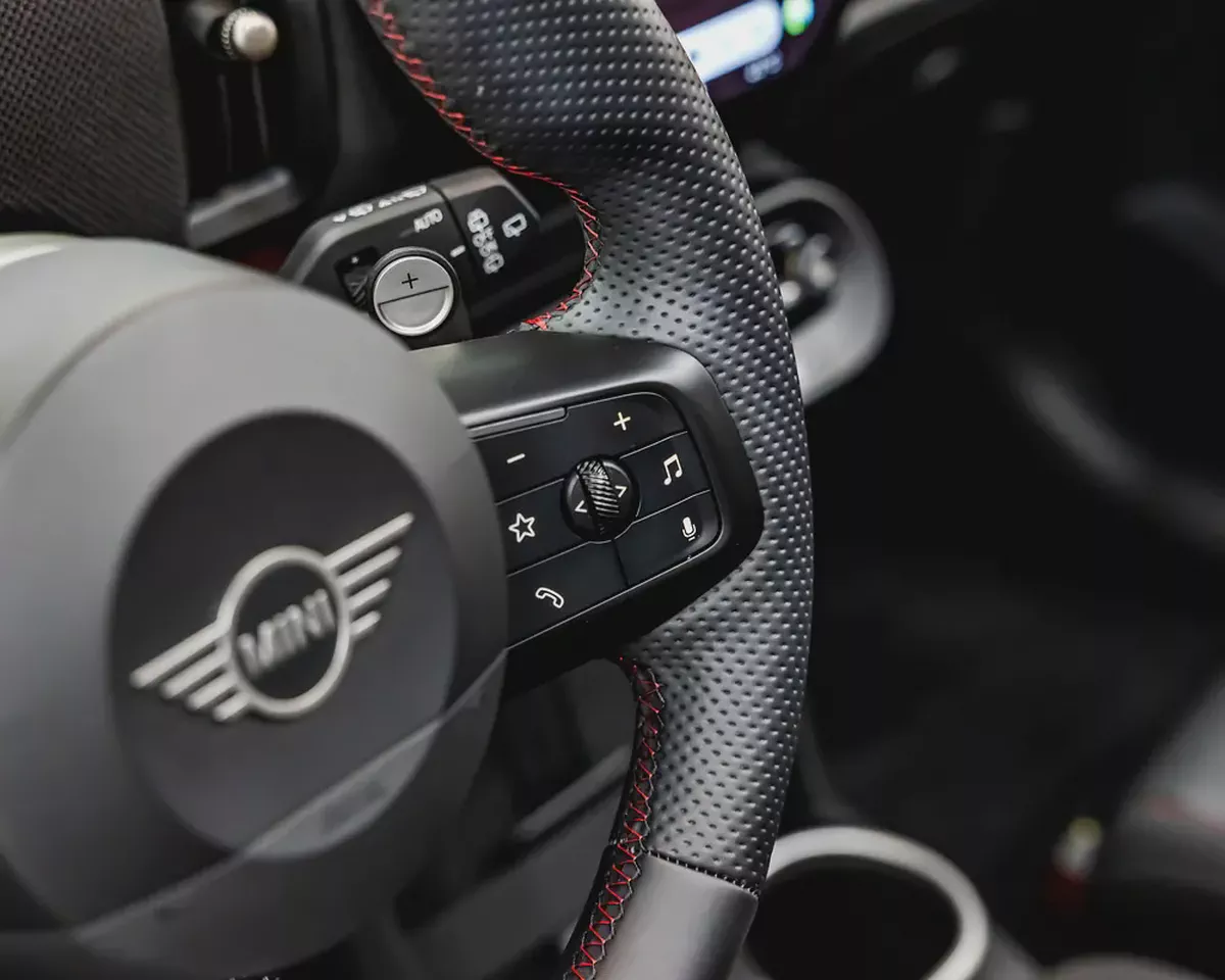 MINI COOPER S JCW KIT - 2025 - 7,000 km - GCC - AGMC WARRANTY AND SERVICE CONTRACT-12-12