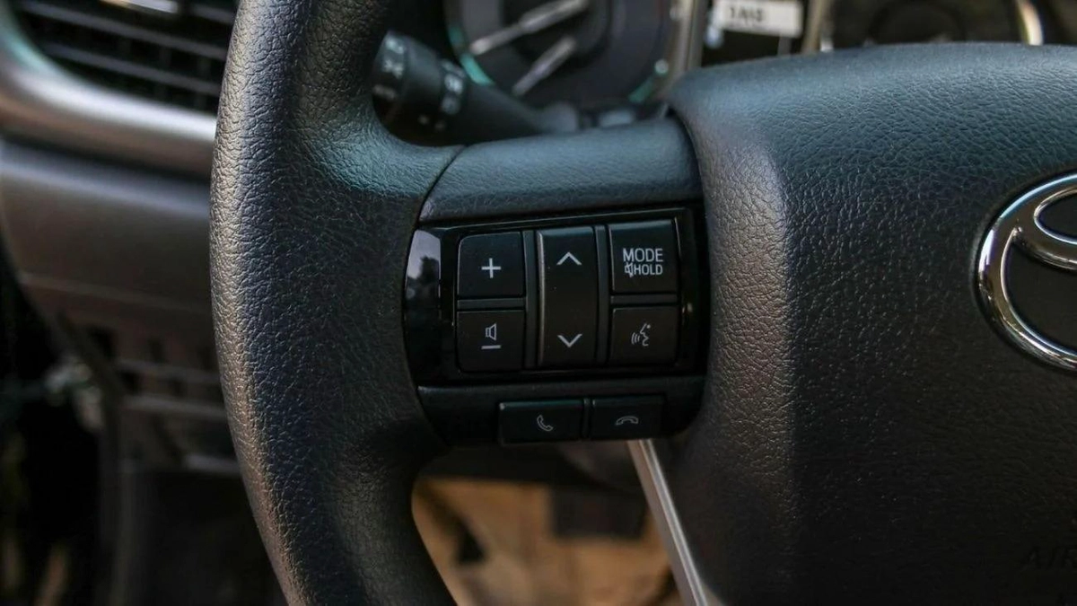 Toyota Hilux HILUX GLX 2.7L AT PETROL 2024-16-16