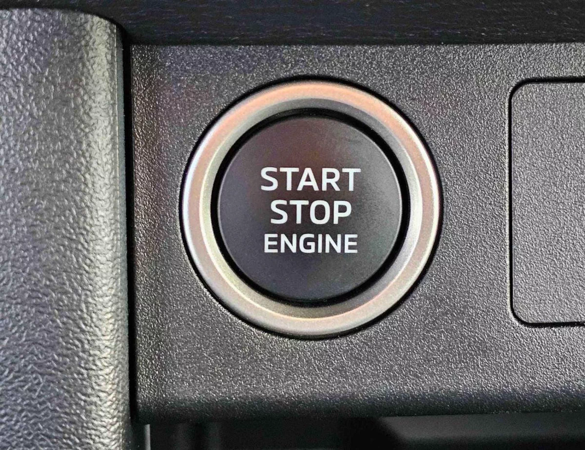 Mitsubishi L200 SPORTERO (NON GCC) 2.4L DIESEL V4 A/T | PUSH START | LEATHER WITH DRIVER PWR SEAT | REAR CAMERA (CODE # SPTR)-13-0