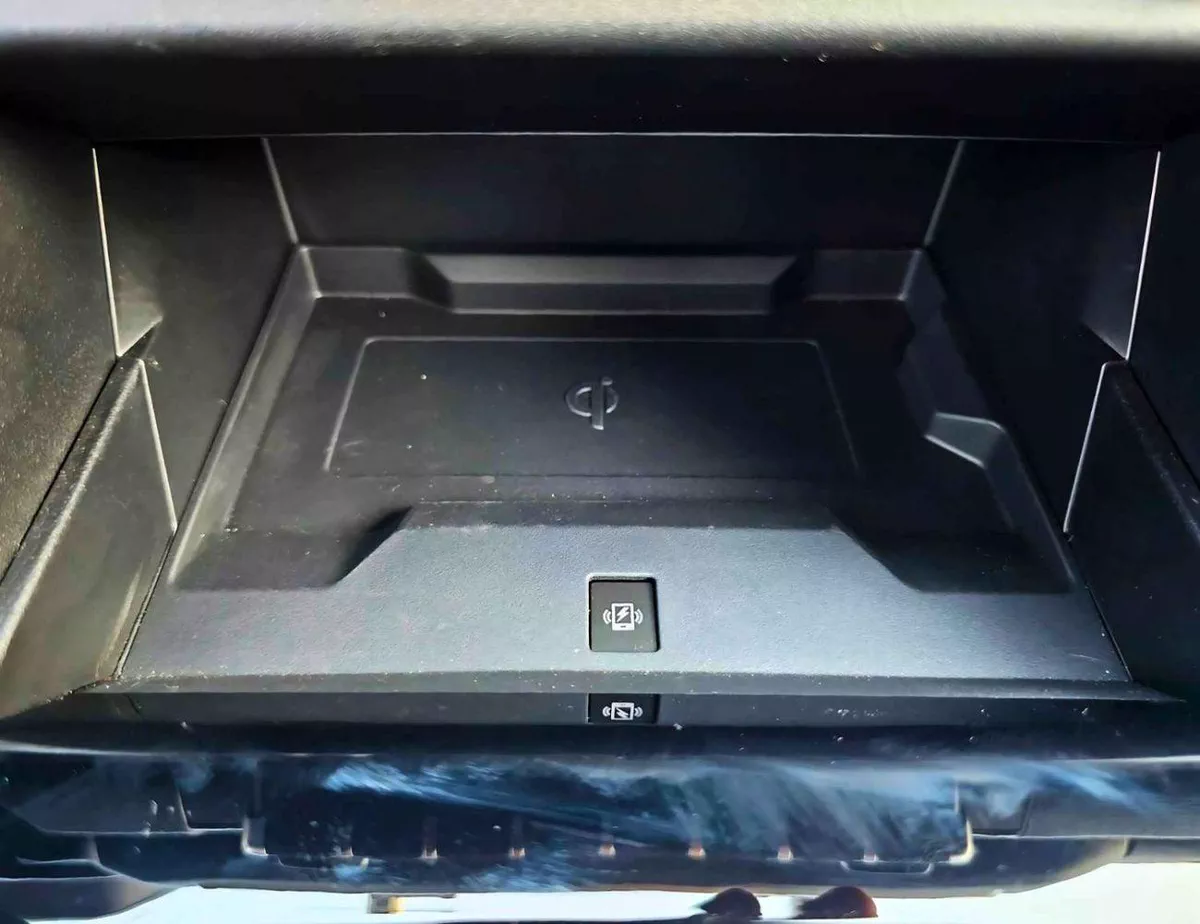 Mitsubishi L200 SPORTERO (NON GCC) 2.4L DIESEL V4 A/T | PUSH START | LEATHER WITH DRIVER PWR SEAT | REAR CAMERA (CODE # SPTR)-16-0