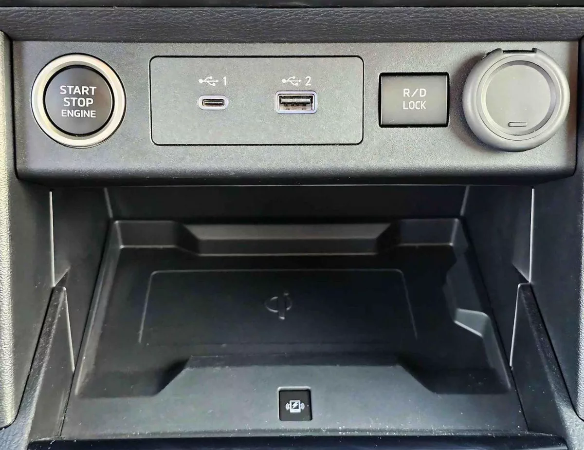 Mitsubishi L200 SPORTERO (NON GCC) 2.4L DIESEL V4 A/T | PUSH START | LEATHER WITH DRIVER PWR SEAT | REAR CAMERA (CODE # SPTR)-17-0