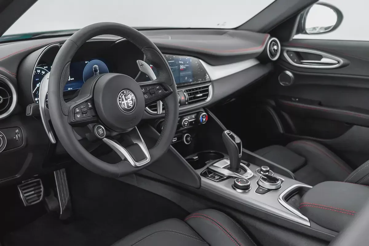 4,527 AED / 60 months | 0% DP | 2025 Alfa Romeo Giulia Tributo Italiano / Agency Warranty-6-6
