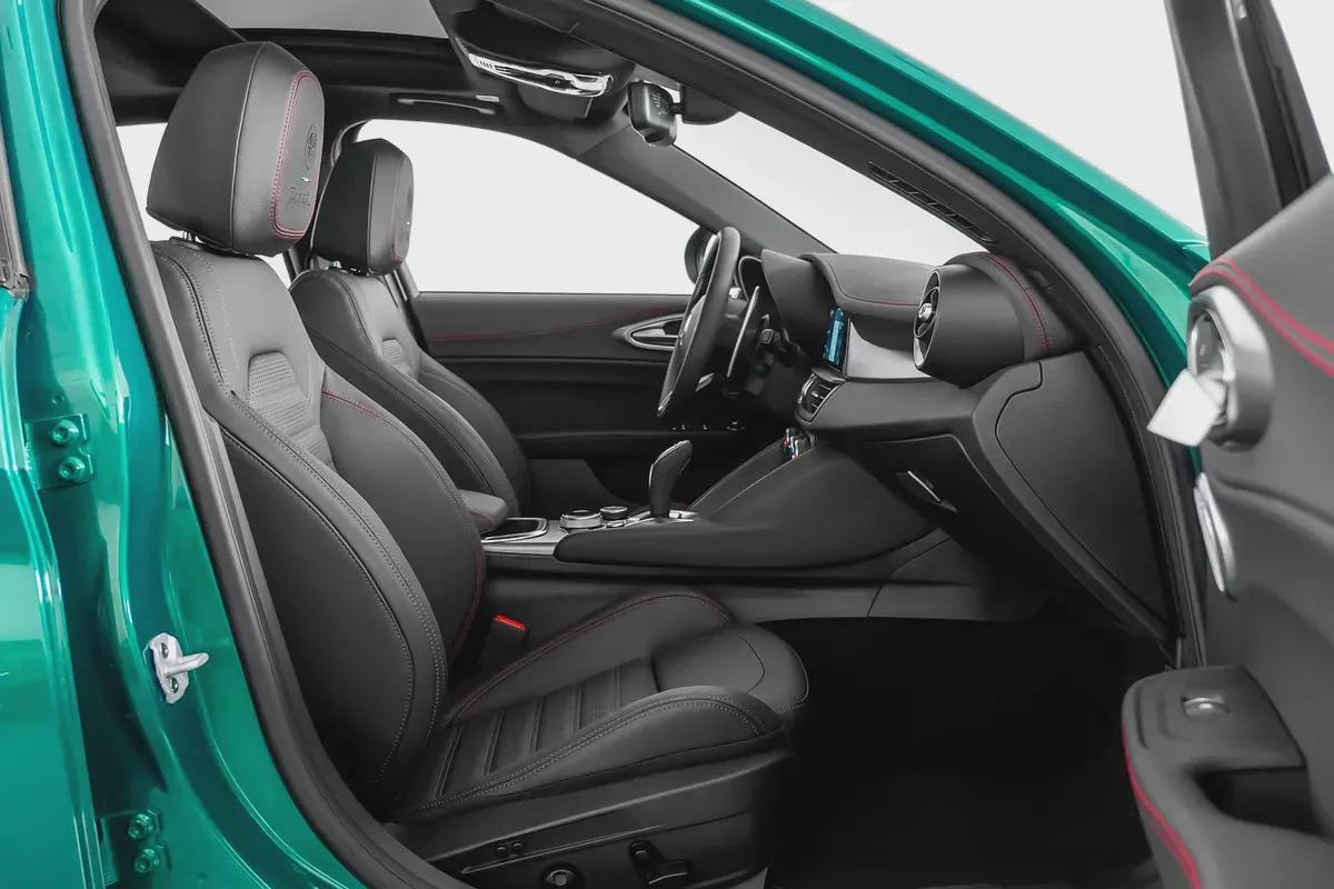 4,527 AED / 60 months | 0% DP | 2025 Alfa Romeo Giulia Tributo Italiano / Agency Warranty-7-7