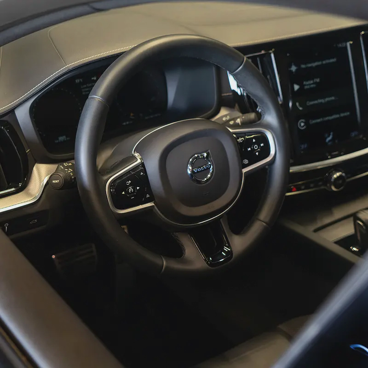 AED 1,819 pm • 0% Downpayment • S60 R-Design • Agency Warranty-9-9