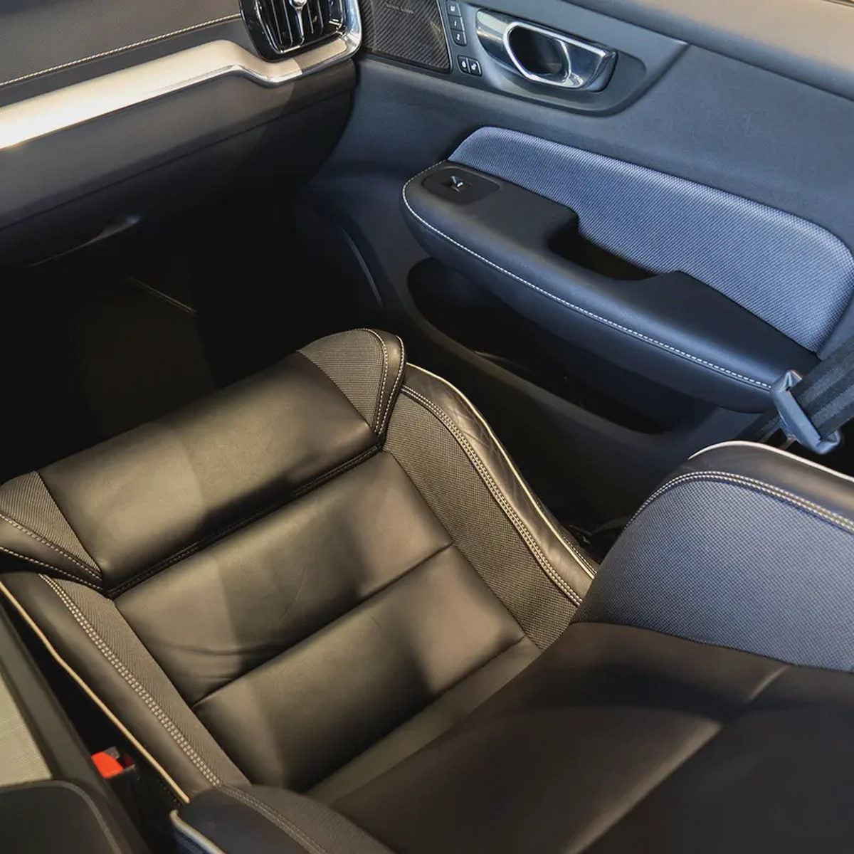 AED 1,819 pm • 0% Downpayment • S60 R-Design • Agency Warranty-13-13
