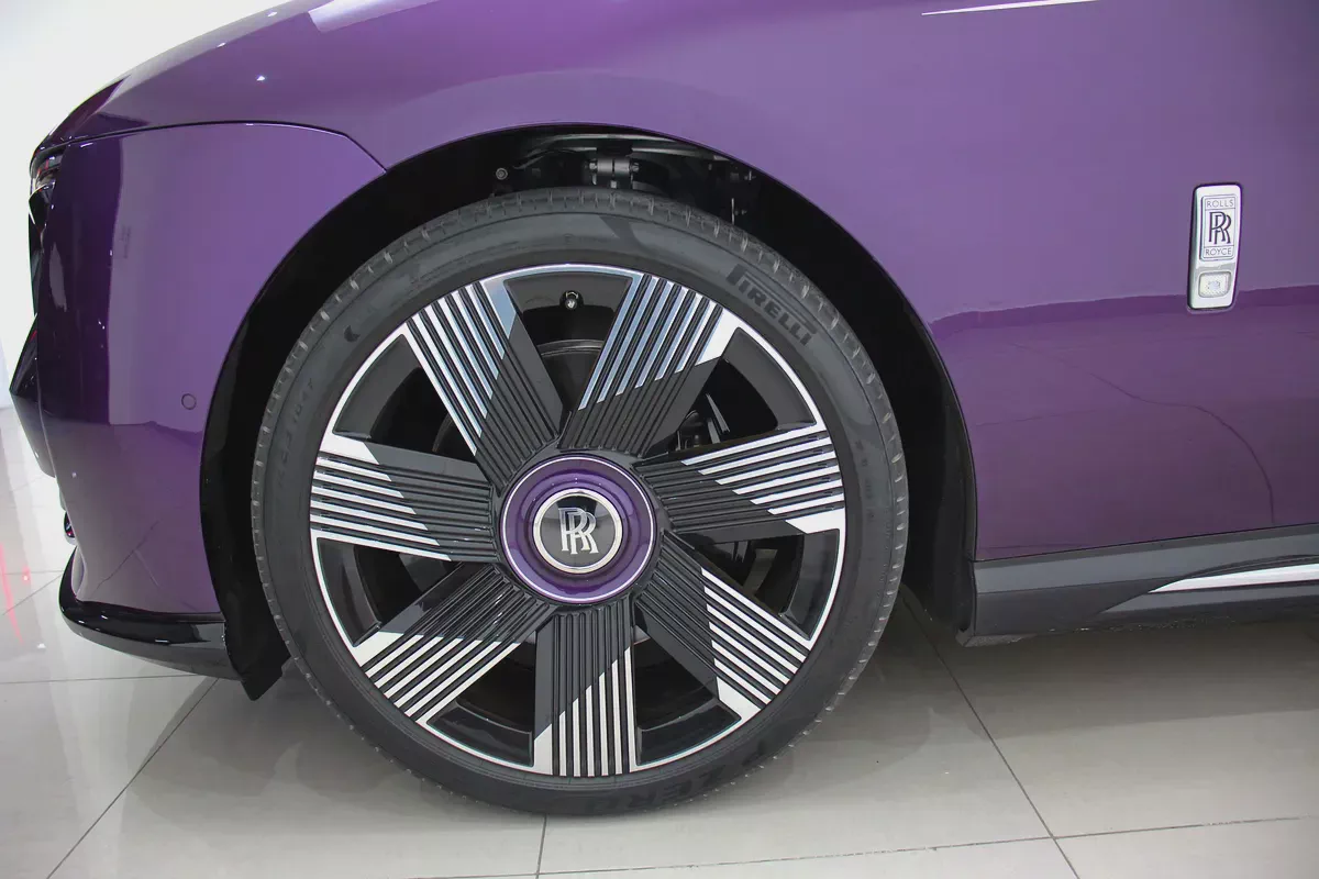 2024 Rolls-Royce Spectre Silver Badge | GCC Specs | Electric-8-8