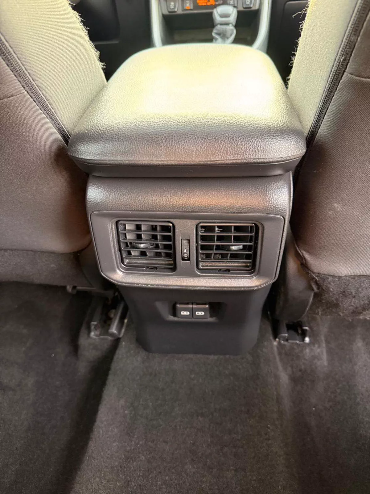 Toyota RAV4 XLE 2.5L AWD Full option 2023-18-0