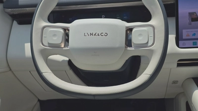 Lynk & Co 900 Ultra (White 9k)-11