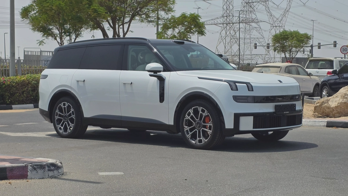 Lynk & Co 900 Ultra (White 9k)