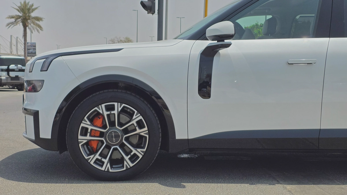 Lynk & Co 900 Ultra (White 9k)-4-4