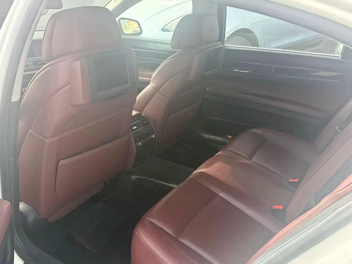 BMW 740Li EXCLUSIVE 740Li GCC Specs-3-0