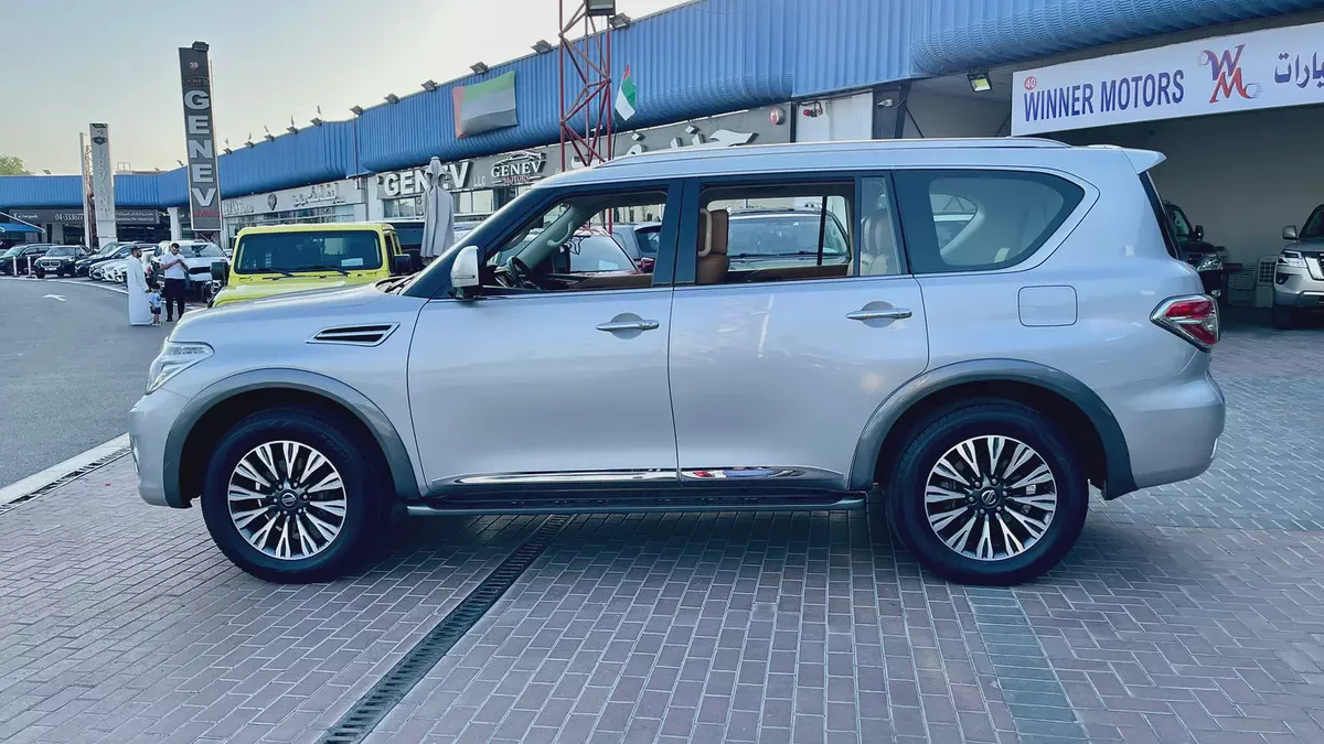 Nissan patrol SE platinum V6 full options original paint 100% Free Accident single ouner No issues-6-6
