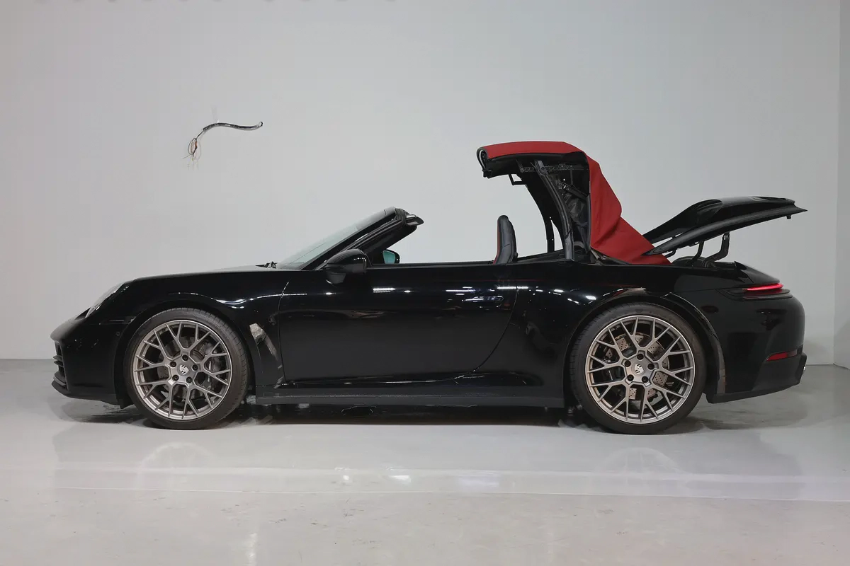 Porsche 911 Carrera 2025 GCC Specs-14000KM-UNDER WARRANTY  SERVICE-PRISTINE CONDITION-8-8