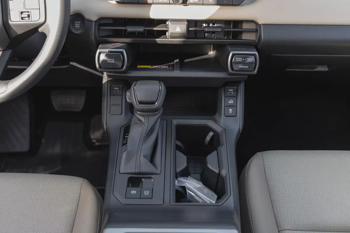 Toyota RAV4 XLE | 2026 | GCC | BRAND NEW | AWD | V4 2.0L | White | (EXPORT)-15-15
