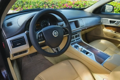 JAGUAR XF LUXURY 2013!! GCC SPECS!! FULL SERVICE HISTORY FROM AL TAYER-4
