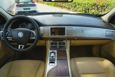 JAGUAR XF LUXURY 2013!! GCC SPECS!! FULL SERVICE HISTORY FROM AL TAYER-6