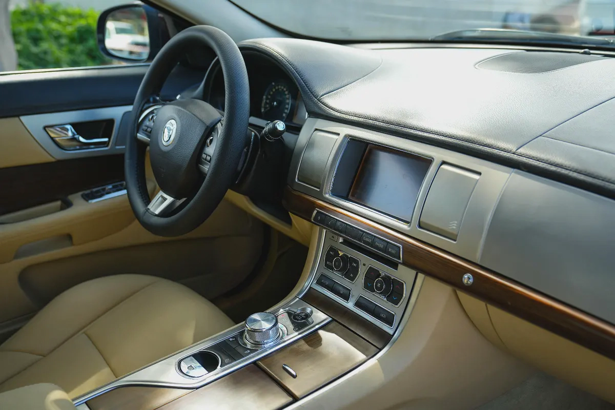 JAGUAR XF LUXURY 2013!! GCC SPECS!! FULL SERVICE HISTORY FROM AL TAYER-14-14