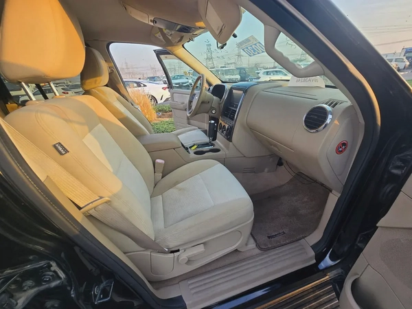 EXTRA CLEAN EXPLORER V6 7 SEATER  FRESH JAPAN IMPORTED