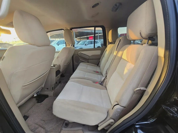 EXTRA CLEAN EXPLORER V6 7 SEATER  FRESH JAPAN IMPORTED
