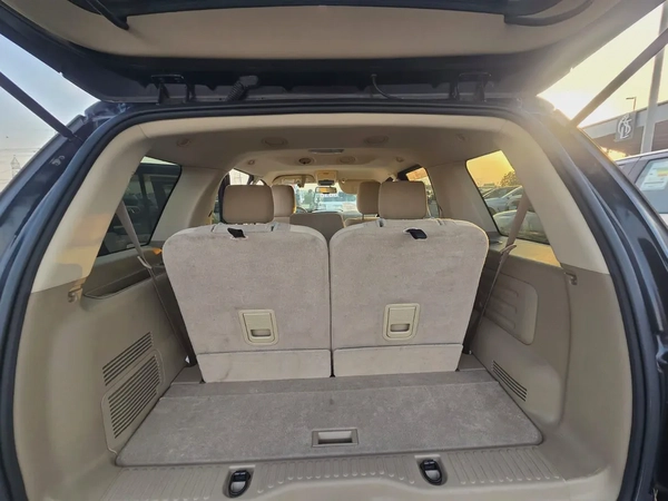 EXTRA CLEAN EXPLORER V6 7 SEATER  FRESH JAPAN IMPORTED
