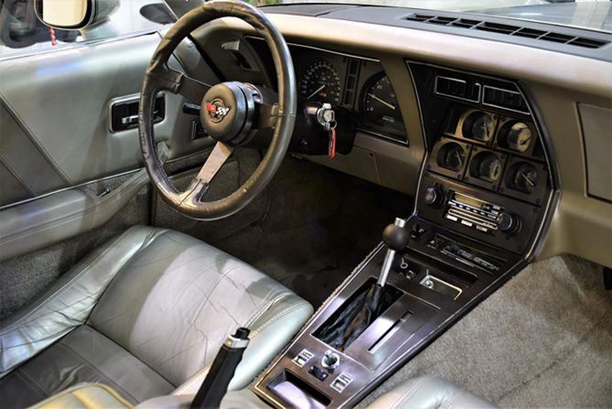 Chevrolet Corvette C3 ( COLLECTOR EDITION ) 1982 Model!! in Copper / Golden Color! American Specs-1-1
