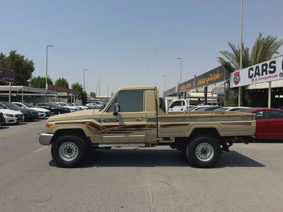 Toyota Land Cruiser 70 Series LC 76 70th Anniversary 2022 GCC Specs-2-2