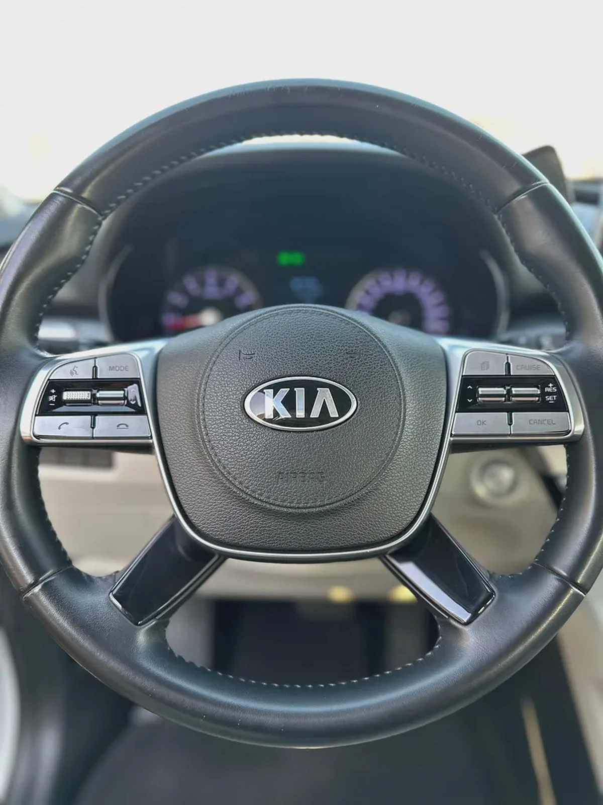 Kia Telluride EX | 2020 | GCC | 133,000 km | White / Grey | 7 Seater-6-6