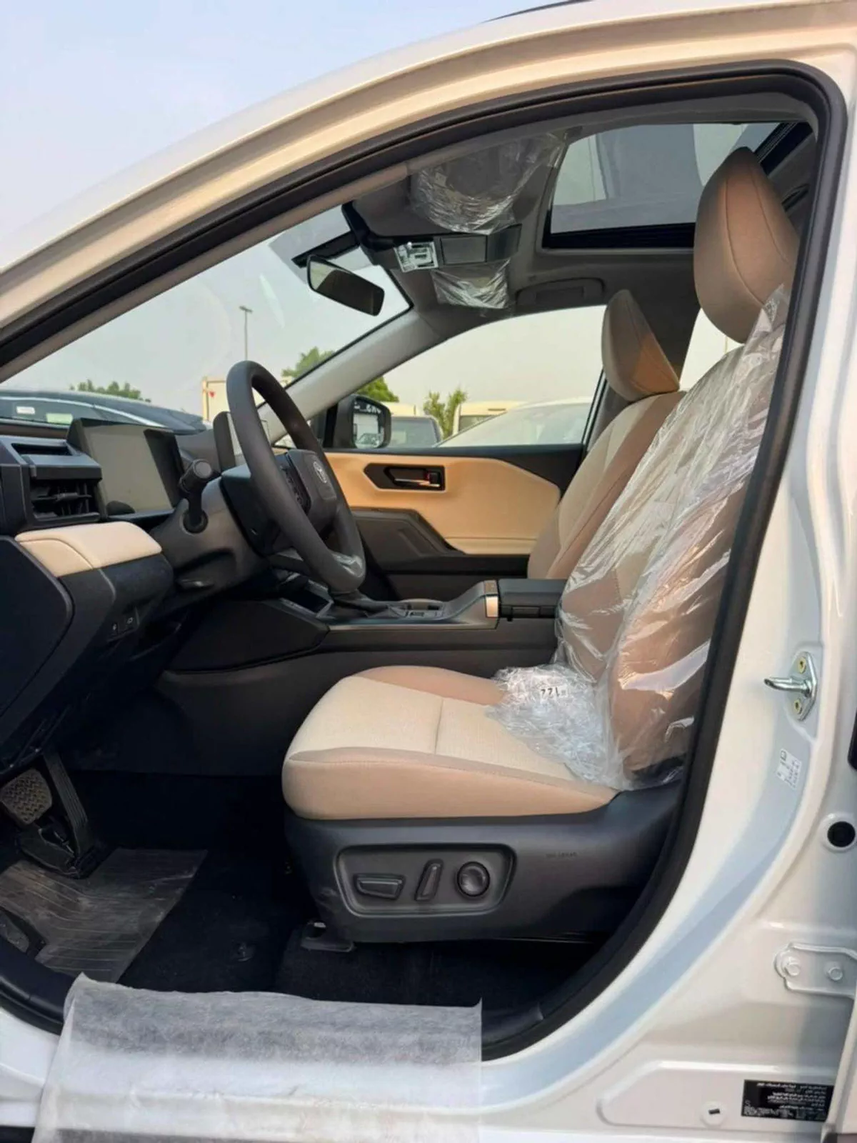 Toyota RAV4 XLE-G MID OPTION || 2.0L PETROL V4 / SUNROOF / DRIVER PWR SEAT /BIG DVD / REAR CAMERA (CODE#RVPXLEO)-11-0