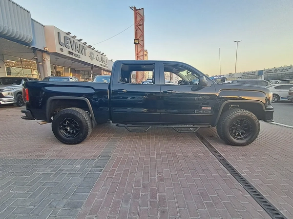GMC Sierra Pick-up V8 Gcc Specs Accident Free Original Paint Very Well Maintained No Any Issue