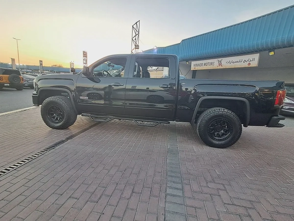 GMC Sierra Pick-up V8 Gcc Specs Accident Free Original Paint Very Well Maintained No Any Issue