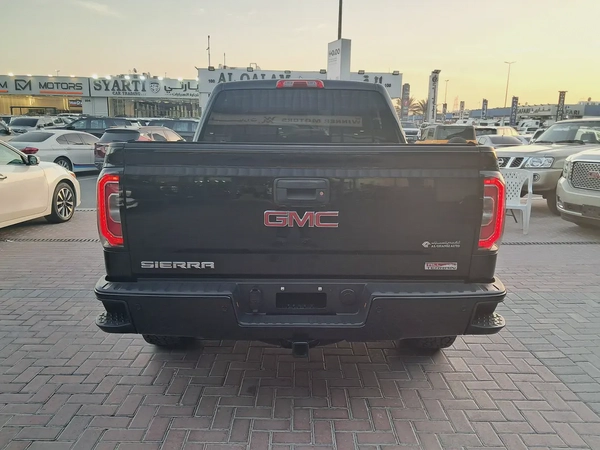 GMC Sierra Pick-up V8 Gcc Specs Accident Free Original Paint Very Well Maintained No Any Issue