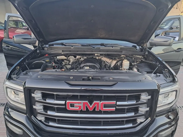 GMC Sierra Pick-up V8 Gcc Specs Accident Free Original Paint Very Well Maintained No Any Issue