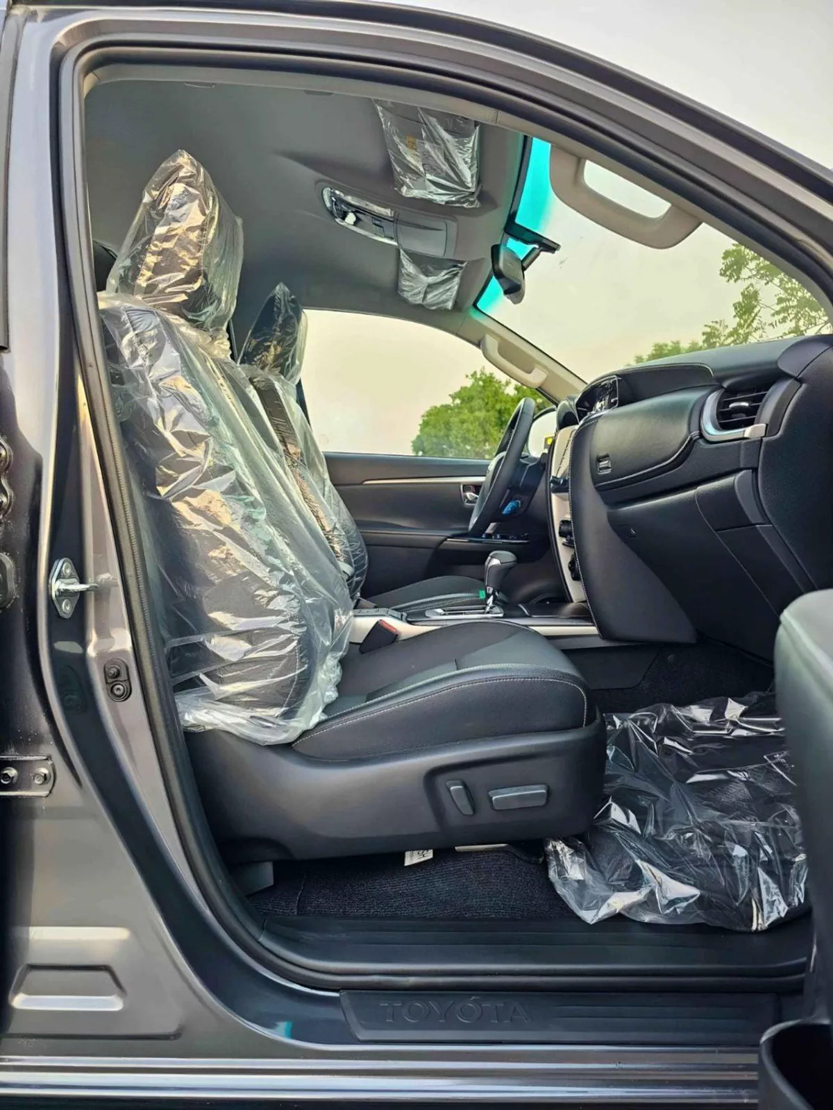 Toyota Fortuner VXR SR5 ADVENTURE / 4.0L V6 PETROL / CLIMATE WITH LEATHER SEATS / DIFFLOCK / AUTO A/C (CODE # F6HA)-9-0