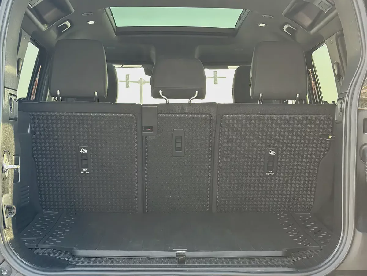 Land Rover Defender 110 SE P400 · 2021 · Canadian Specs · 84,000 km · Full Black ·-17-17