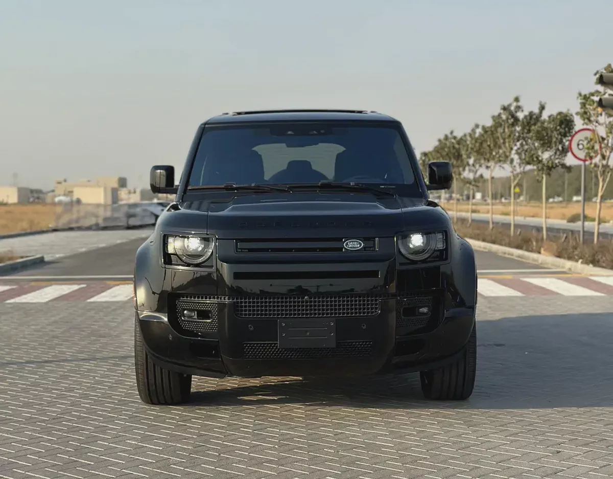 Land Rover Defender 110 SE P400 · 2021 · Canadian Specs · 84,000 km · Full Black ·-2-2
