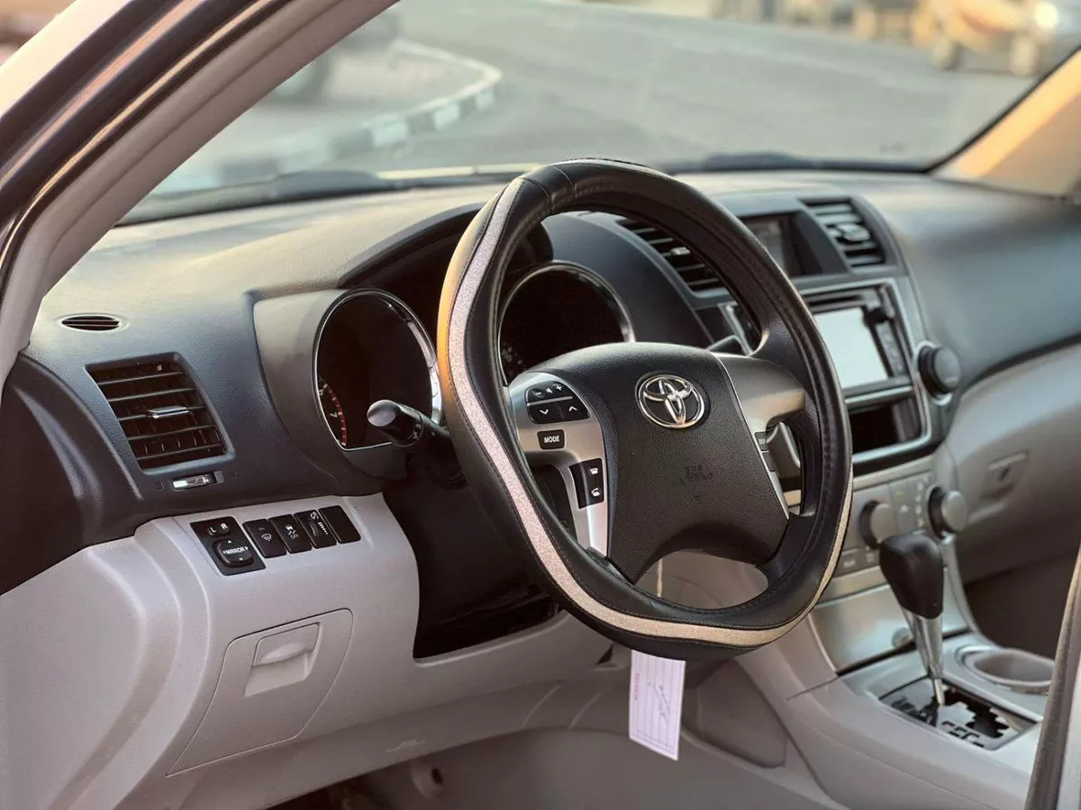 Toyota Highlander  2013 Toyota Highlander MidOption - 2 .7L V4-  Rear Camera - 7 Leather Seats-12-0