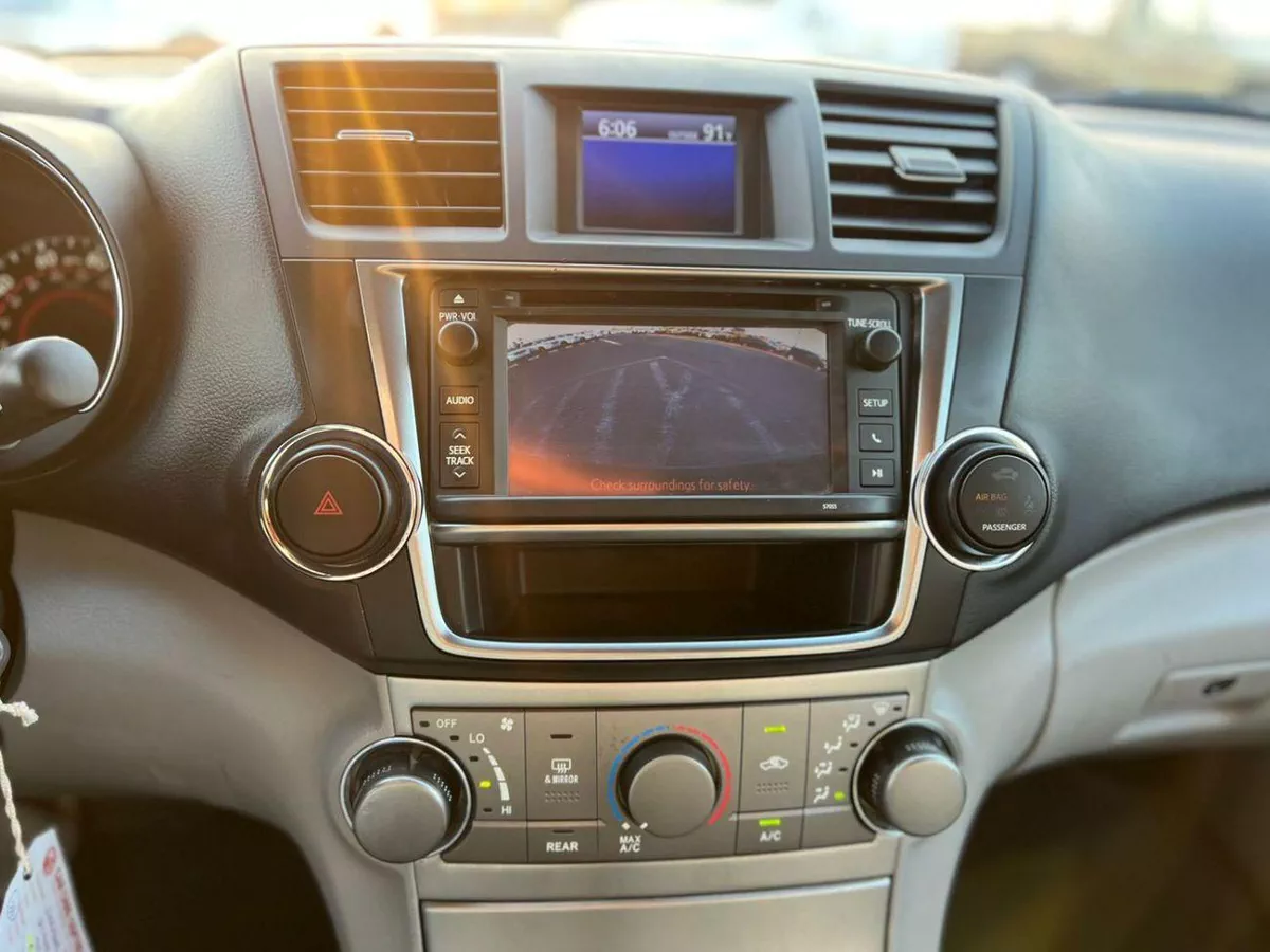 Toyota Highlander  2013 Toyota Highlander MidOption - 2 .7L V4-  Rear Camera - 7 Leather Seats-20-0